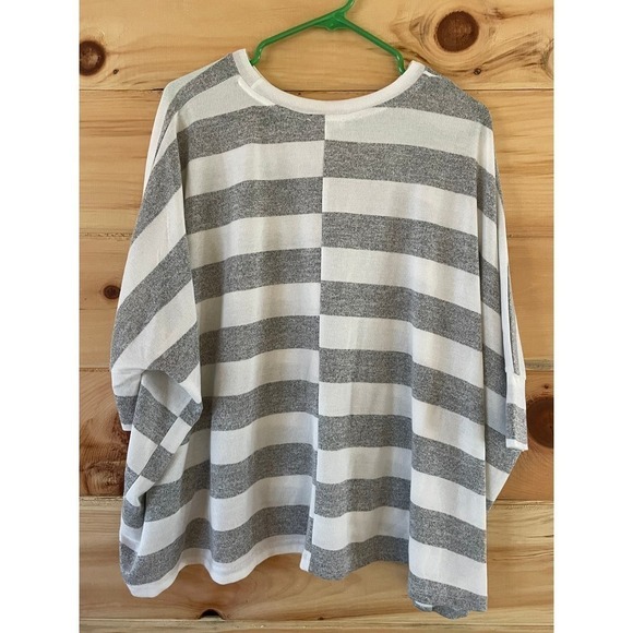 Women's La Miel white/grey striped over sized blouse. Size Small. - Picture 3 of 3